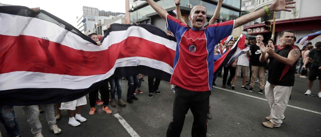 Costarricenses protestan violentamente contra ingreso de nicaragüenses