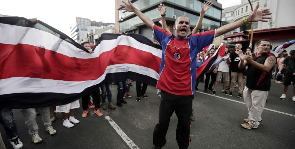 Costarricenses protestan violentamente contra ingreso de nicaragüenses