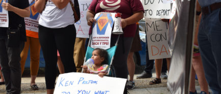 “Dreamers” piden al fiscal general de Texas que retire la amenaza contra DACA