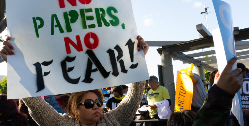 Cientos de personas salen a defender la Ley Santuario de California