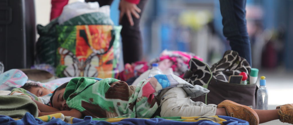 Venezolanos piden refugio a Perú tras llegar tarde para entrar sin pasaporte