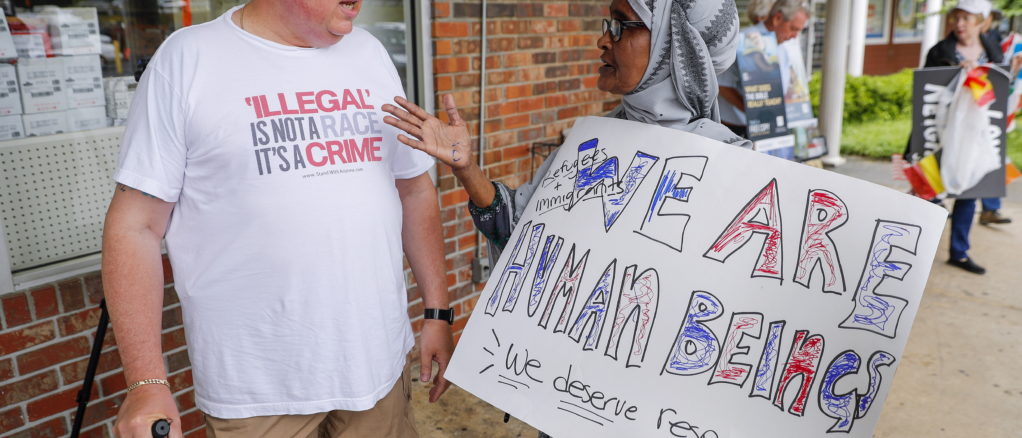 El candidato a gobernador de Georgia Michael Williams aparece en una parada del ‘Deportation Bus Tour’ en Clarkston