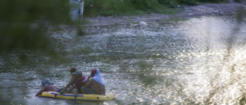 Inmigrantes siguen intentando cruzar a EEUU por el río Bravo