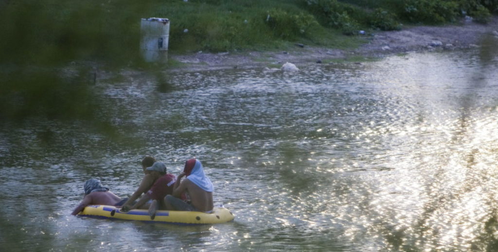 Inmigrantes siguen intentando cruzar a EEUU por el río Bravo