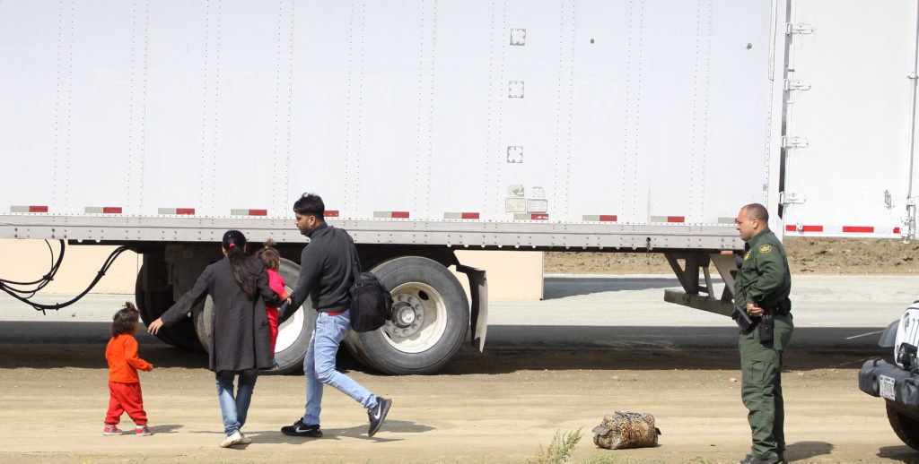 Interceptan indocumentados en la frontera