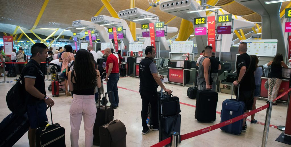 Inmigrantes llegan por aeropuertos