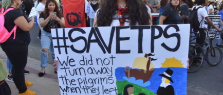 Activistas piden en marcha residencia permanente para beneficiados con TPS