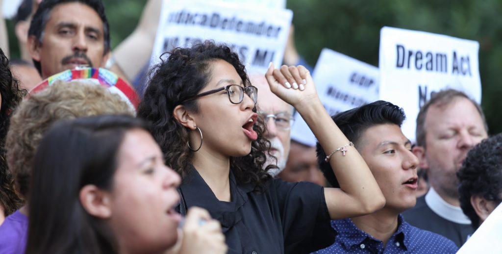 Jóvenes indocumentados salen a las calles a “dar la cara” por fin de DACA