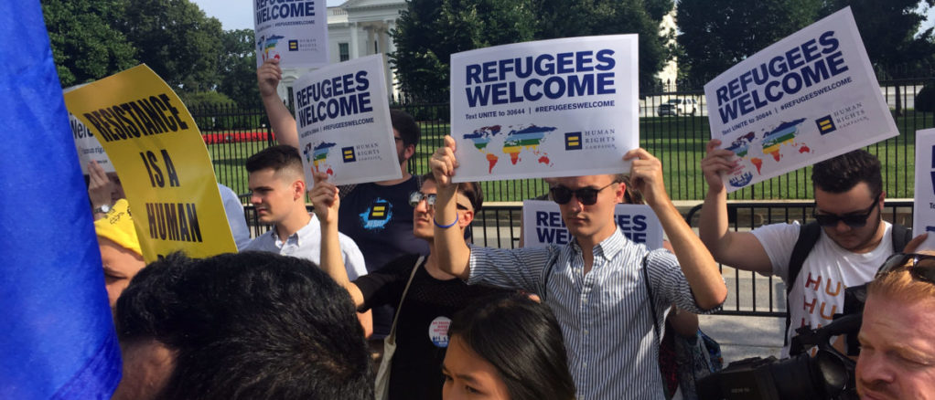 Activistas protestan contra Trump ante la Casa Blanca en el Día de Refugiados