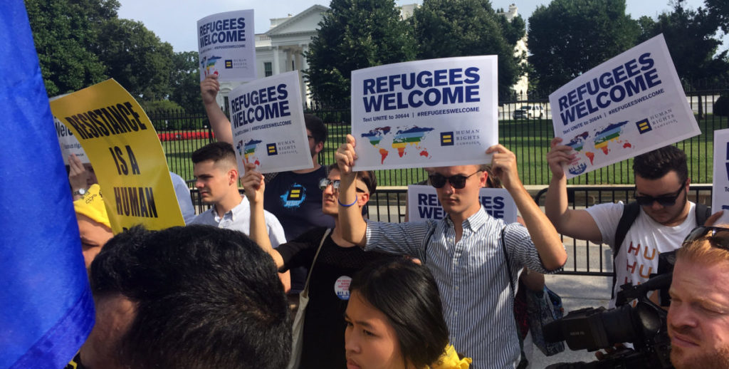 Activistas protestan contra Trump ante la Casa Blanca en el Día de Refugiados