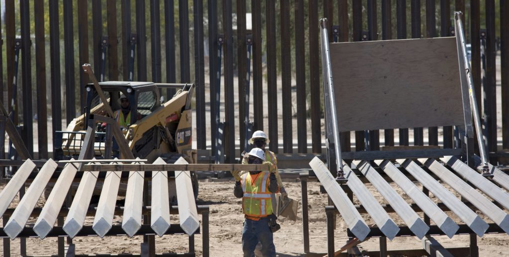 El Secretario de Seguridad Nacional de los EE. UU. visita la frontera entre México y los Estados Unidos