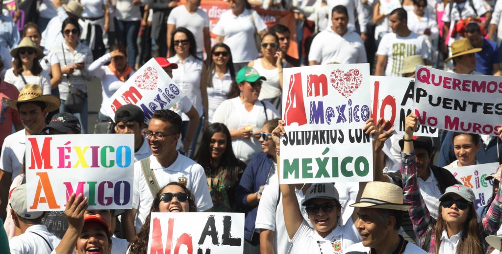 Miles de mexicanos marchan por la unidad nacional ante ataques de Trump