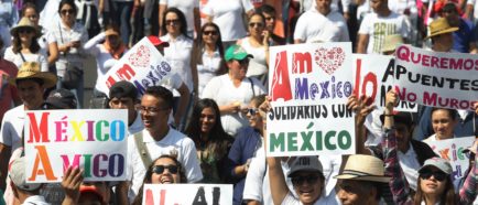 Miles de mexicanos marchan por la unidad nacional ante ataques de Trump