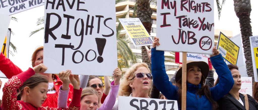 MADRES HISPANAS PROTESTAN CONTRA PROYECTO SOBRE VACUNACIÓN EN CALIFORNIA