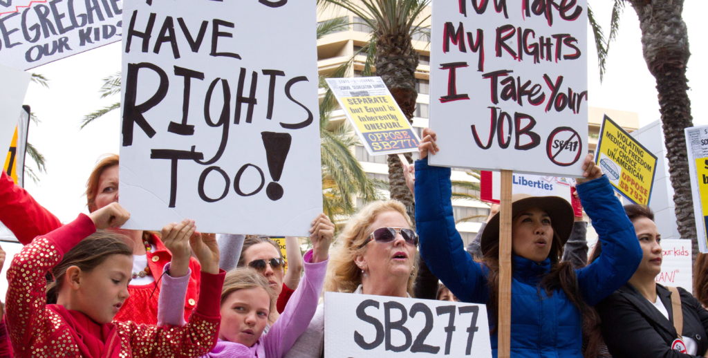 MADRES HISPANAS PROTESTAN CONTRA PROYECTO SOBRE VACUNACIÓN EN CALIFORNIA