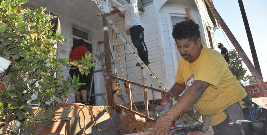 Vecinos agradecidos restauran gratis casa centenaria en Los Ángeles