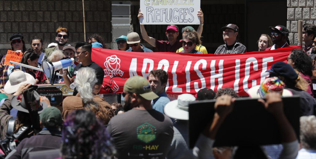 Protesta contra política de inmigración de Trump en centro de detención ICE en Richmond, California