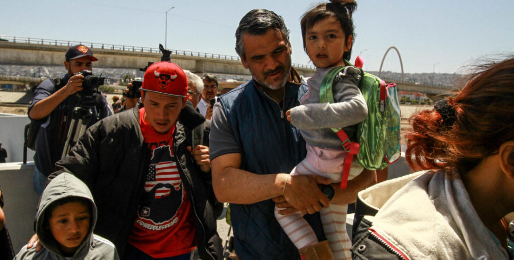 EE.UU. continúa recibiendo pedidos de asilo de madres y niños de la caravana migrante