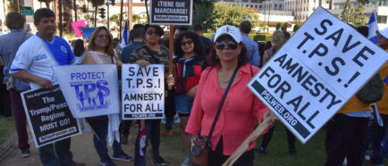 Activistas piden en marcha residencia permanente para beneficiados con TPS