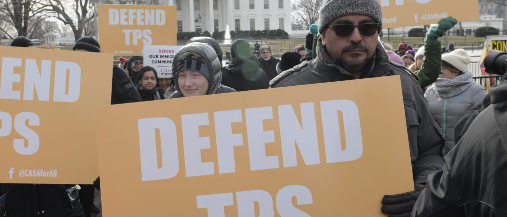 Inmigrantes rechazan frente a la Casa Blanca el fin del TPS salvadoreño