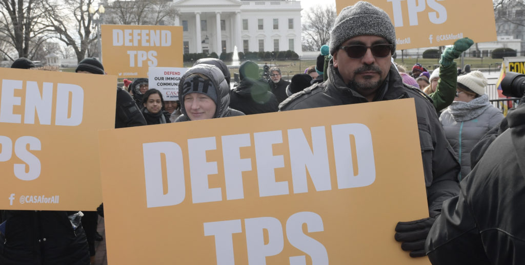 Inmigrantes rechazan frente a la Casa Blanca el fin del TPS salvadoreño