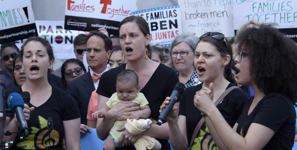 Miles piden a Trump revocar separación de niños de sus padres en la frontera
