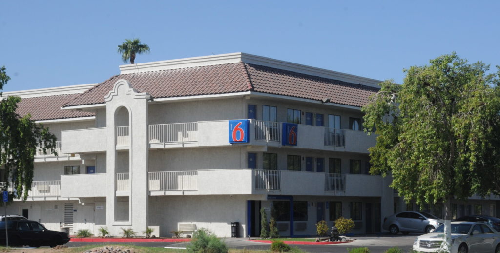 CONGRESISTAS Y ACTIVISTAS CONDENAN PRÁCTICAS “RACISTAS” DE MOTEL 6 EN ARIZONA