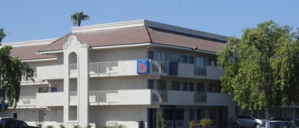 CONGRESISTAS Y ACTIVISTAS CONDENAN PRÁCTICAS “RACISTAS” DE MOTEL 6 EN ARIZONA