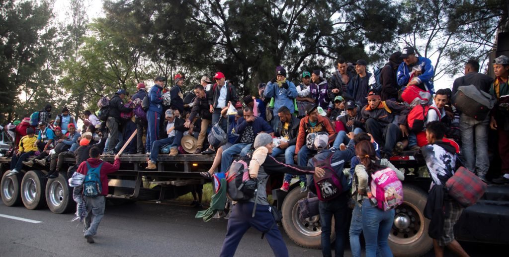 Caravana de migrantes retoma su marcha hacia Estados Unidos de forma dispersa