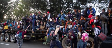 Caravana de migrantes retoma su marcha hacia Estados Unidos de forma dispersa