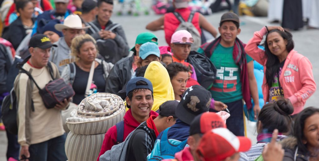 Caravana de migrantes retoma su marcha hacia Estados Unidos