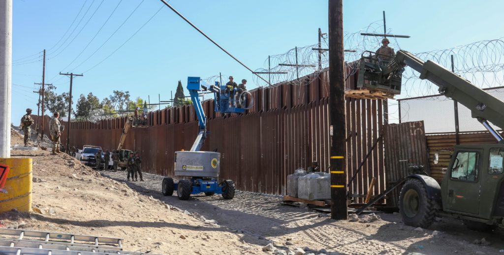 Caravana migrante recorre noroeste de México mientras EEUU refuerza frontera