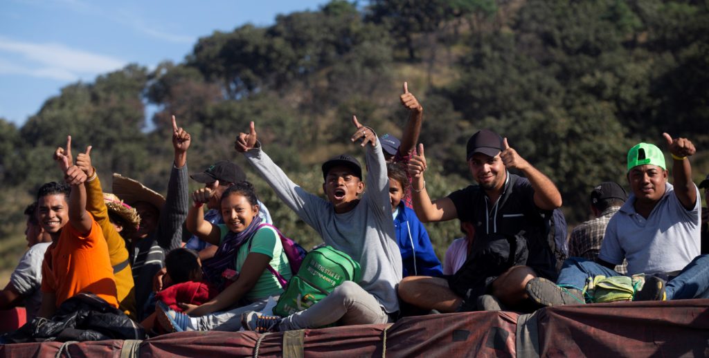 Caravana de migrantes retoma su marcha hacia Estados Unidos de forma dispersa