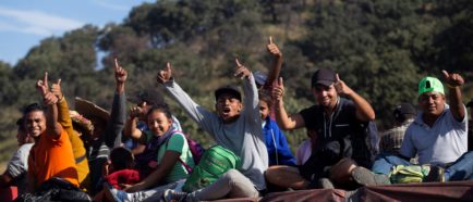 Caravana de migrantes retoma su marcha hacia Estados Unidos de forma dispersa