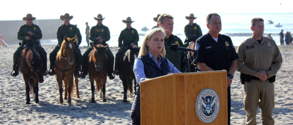 Nielsen carga contra los tribunales en su visita a la frontera con México