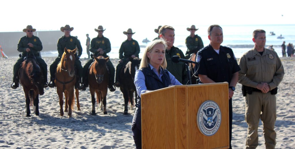 Nielsen carga contra los tribunales en su visita a la frontera con México