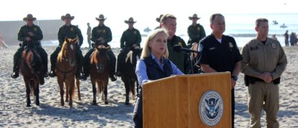 Nielsen carga contra los tribunales en su visita a la frontera con México