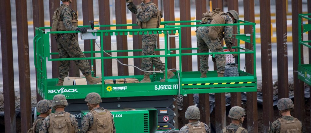 Ejército de Estados Unidos fortifica muro fronterizo