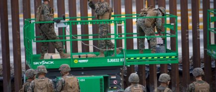 Ejército de Estados Unidos fortifica muro fronterizo