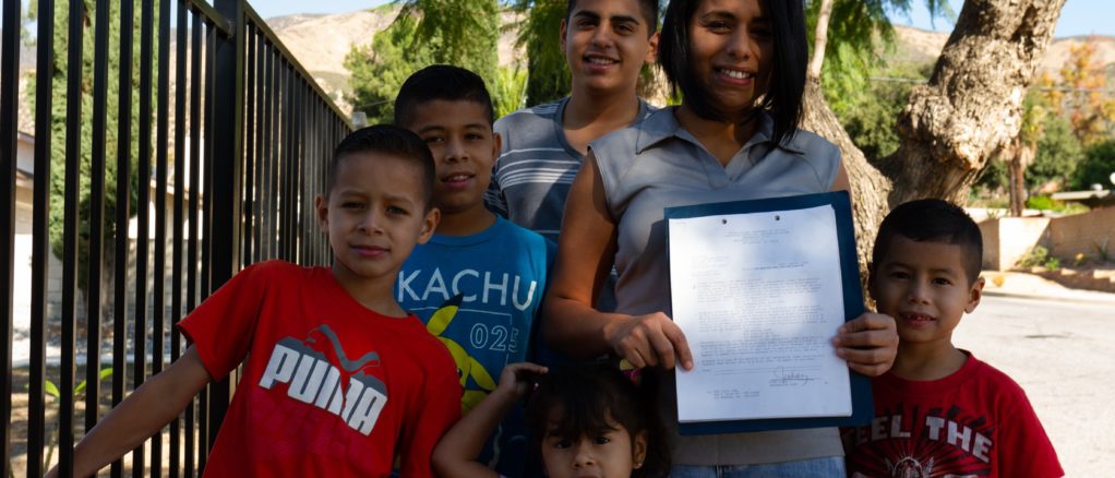Hondureña y sus 5 hijos celebran Acción de Gracias con asilo recién concedido