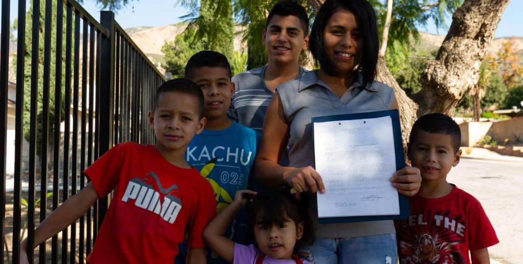 Hondureña y sus 5 hijos celebran Acción de Gracias con asilo recién concedido