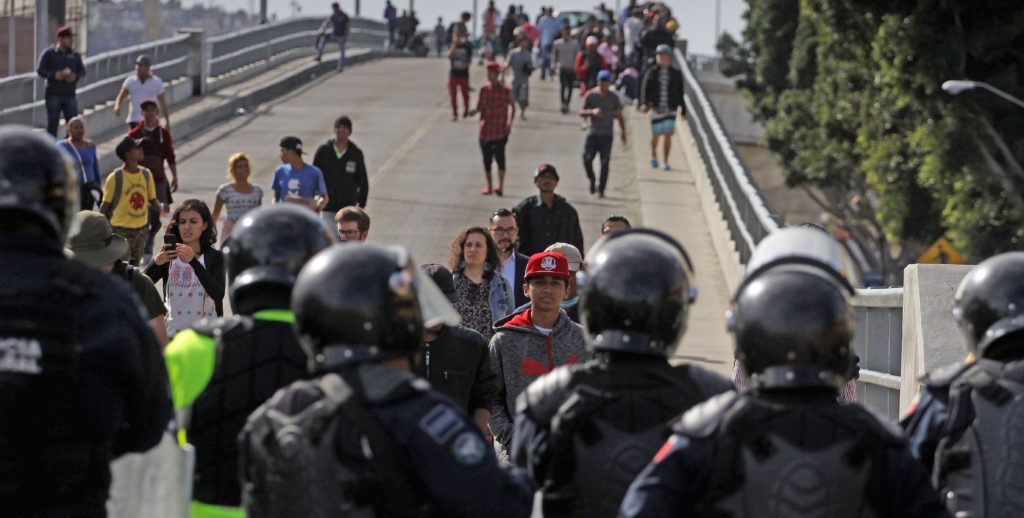 Migrantes centroamericanos marchan a garita fronteriza en Tijuana