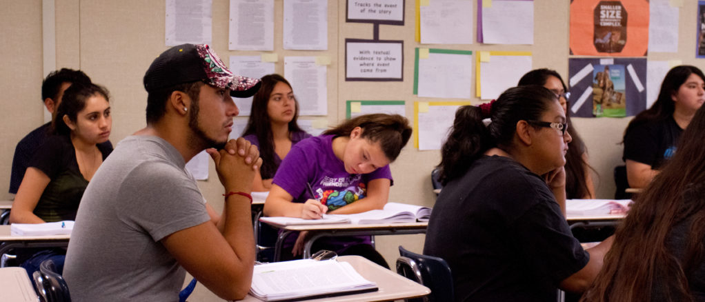 ESTUDIANTES LATINOS en California con bajos porcentajes de ingreso a la universidad