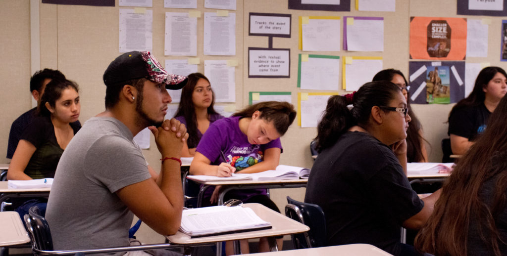 ESTUDIANTES LATINOS en California con bajos porcentajes de ingreso a la universidad