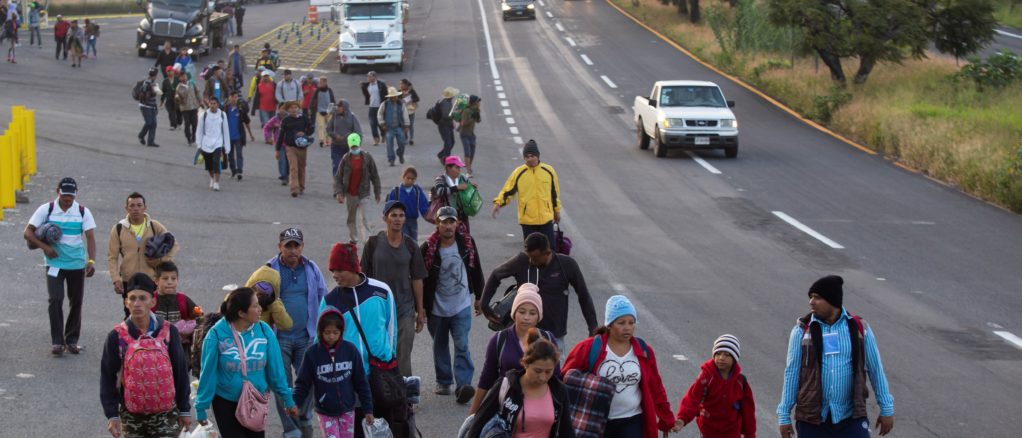 Caravana de migrantes retoma su marcha hacia Estados Unidos de forma dispersa