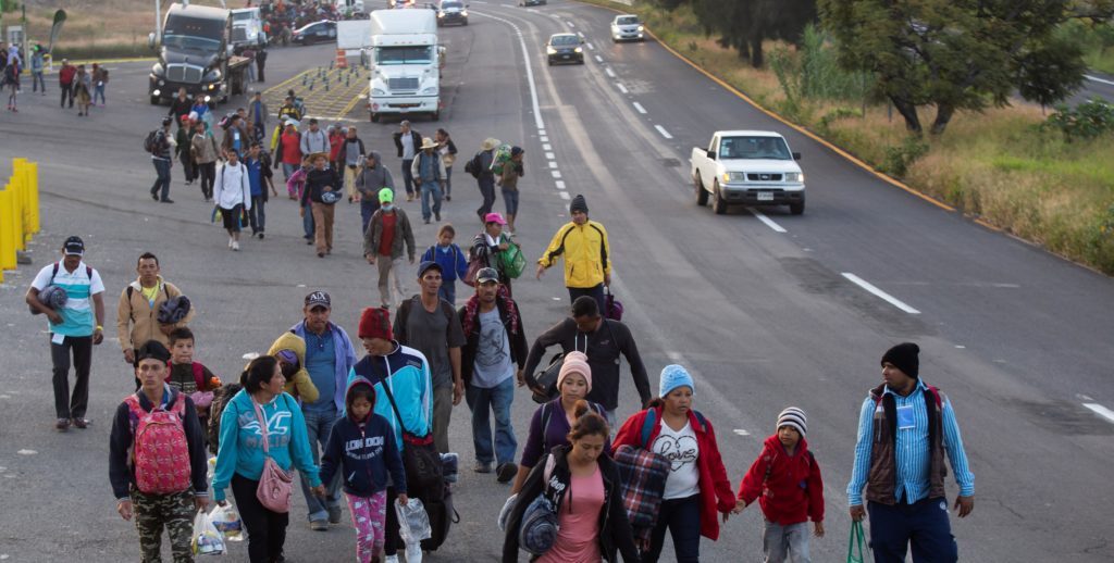 Caravana de migrantes retoma su marcha hacia Estados Unidos de forma dispersa