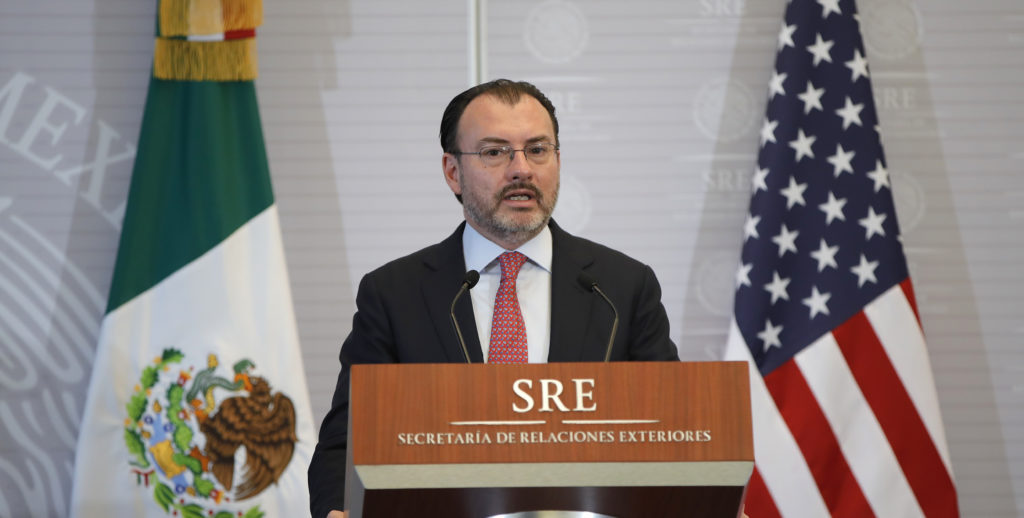 Videgaray reitera ante Pompeo que política migratoria de México es soberana