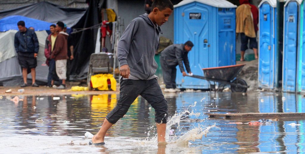 Migrantes enfrentan condiciones insalubres en albergue de Tijuana