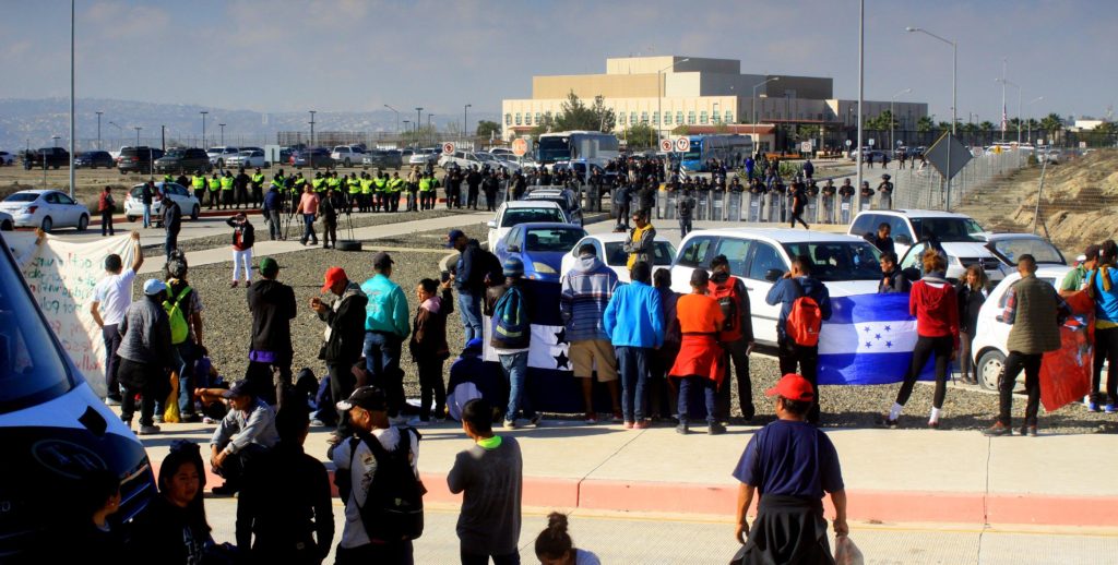 México estima que 1.100 migrantes de caravana podrían haber cruzado a EE.UU.