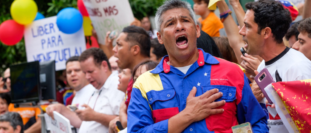 Centenares de manifestantes protestan bajo el consulado venezolano en Miami